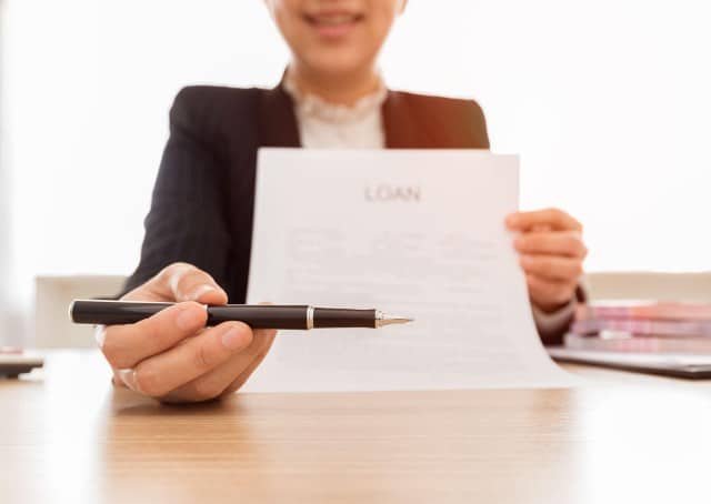 Guaranteed bad credit loan - signing loan papers