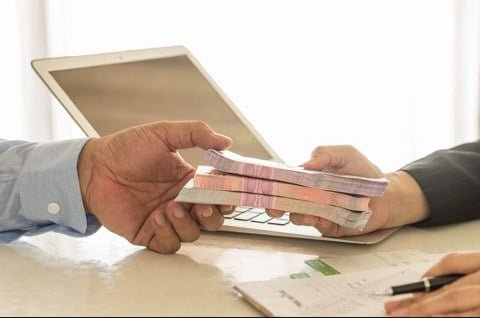 A person getting a guaranteed loan with bad credit